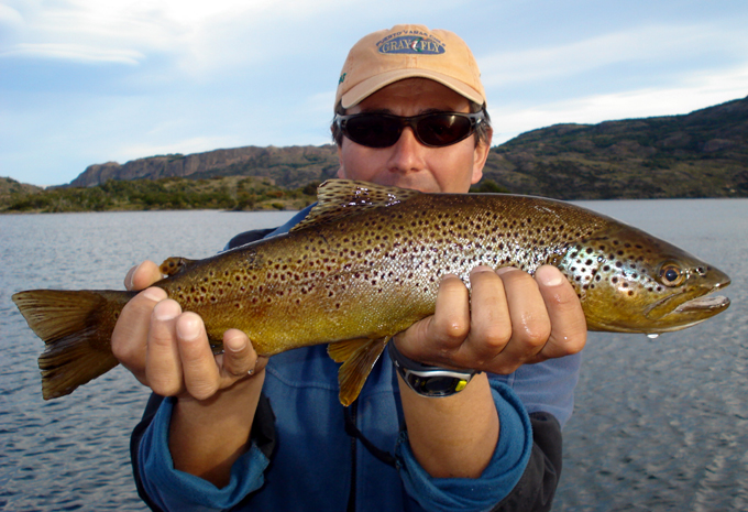 Pesca con Terrestes en las aguas de Aysn - Rodeo Los Palos Lodge