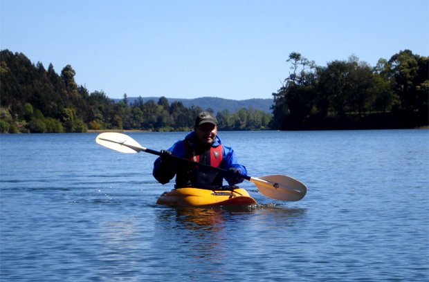 Alfonso de los Reyes flotando las aguas cercanas a Valdivia