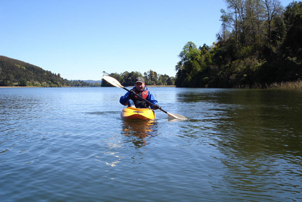 Alfonso de los Reyes flotando las aguas cercanas a Valdivia