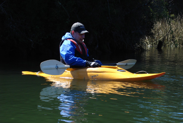 Alfonso de los Reyes flotando las aguas cercanas a Valdivia