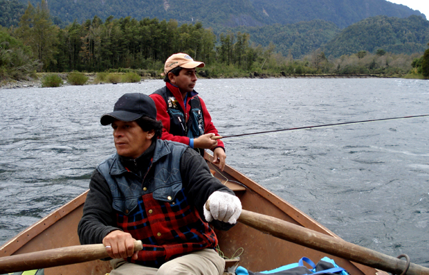 Día de pesca flotando las aguas del río Calcurrupe