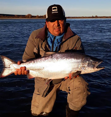 Fundy sendero costero cruza gran río de salmones en Nueva