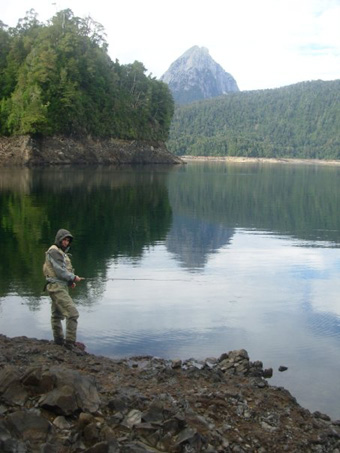 Alejandro Moenne_Loccoz en lago Huishue 