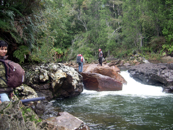 Cruzando un salto de un río cordillerano