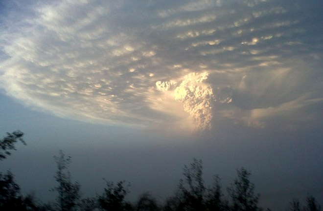Puyehue, un antes y despus:  Erupcin Volcn Puyehue - Foto de Jorge de la Torre