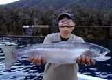 Pesca y turismo a ambos lados de la cordillera.