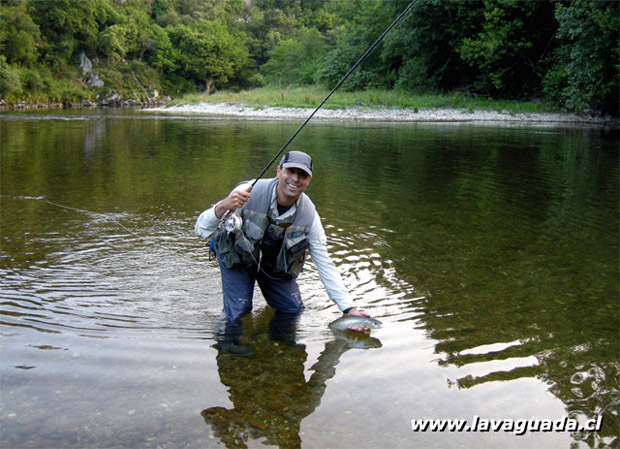Luis Meana con un reo del Cares-Deva, en Asturias, España.